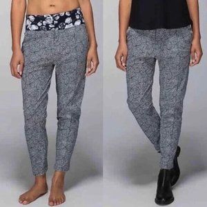 Lululemon‎ Womens 6 Departure Pant Plush Petal Black Floral Cropped Casual Pants